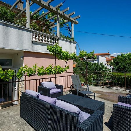 Oliva Apartment Vrbnik Bagian luar foto