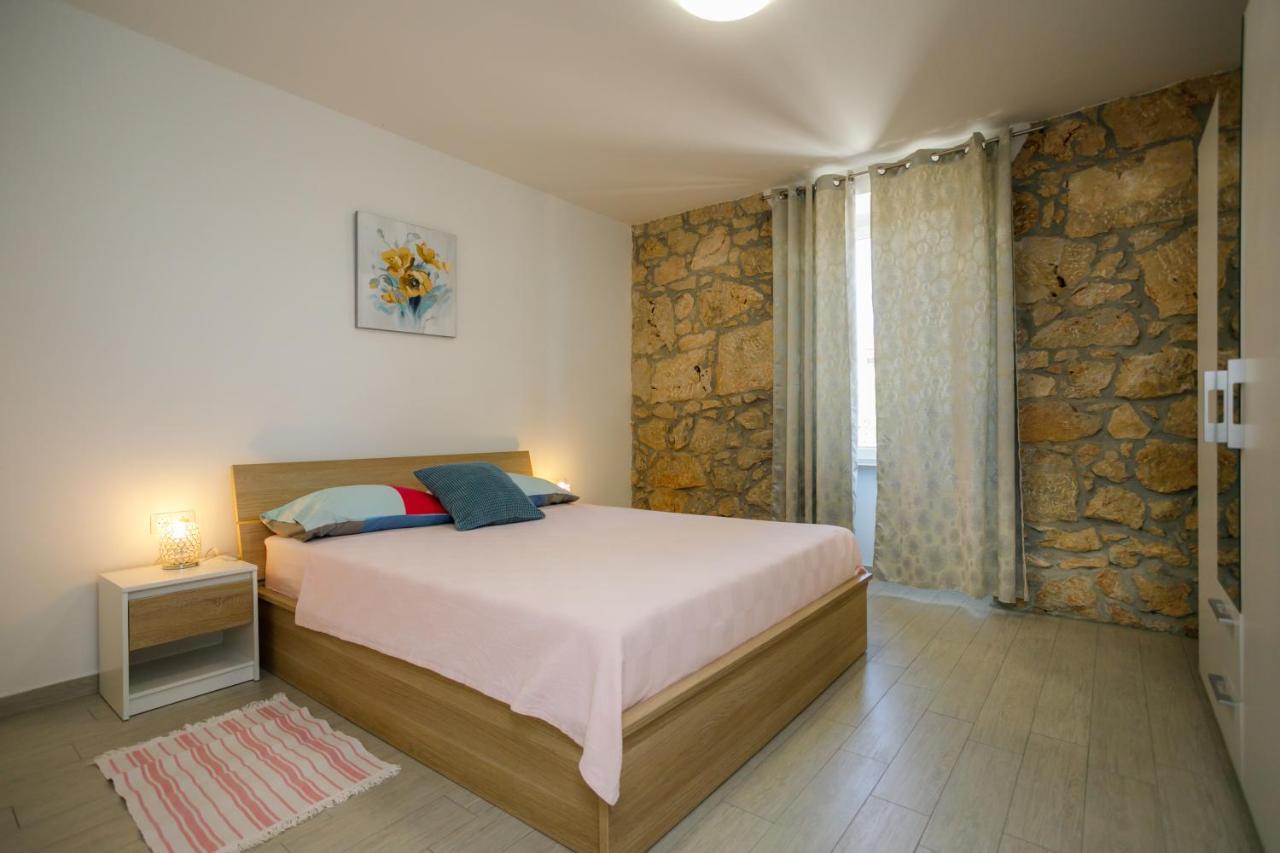 Oliva Apartment Vrbnik Bagian luar foto