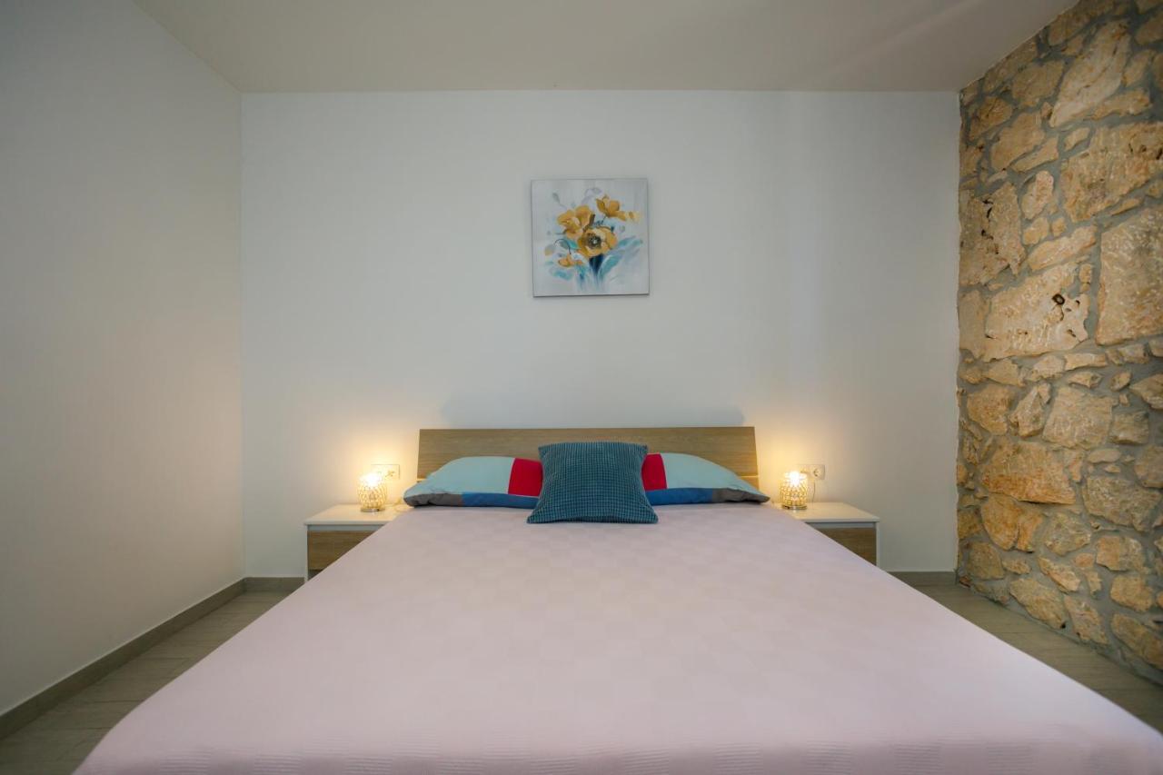 Oliva Apartment Vrbnik Bagian luar foto