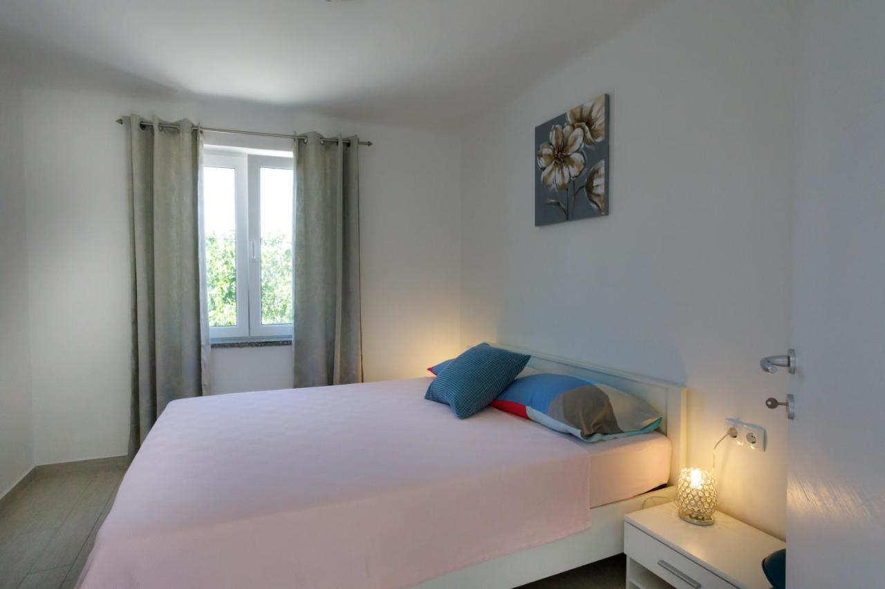 Oliva Apartment Vrbnik Bagian luar foto